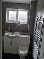 Impeccable 4-bed House in London With Jacuzzi