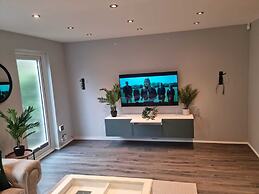 Impeccable 4-bed House in London With Jacuzzi