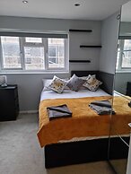 Impeccable 4-bed House in London With Jacuzzi
