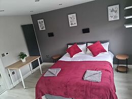 Impeccable 4-bed House in London With Jacuzzi