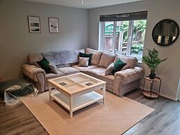 Impeccable 4-bed House in London With Jacuzzi
