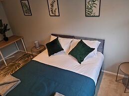 Impeccable 4-bed House in London With Jacuzzi