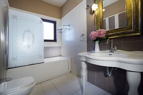 Private Polished Mansion w Private Pool Jacuzzi