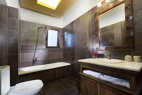 Private Polished Mansion w Private Pool Jacuzzi