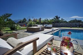 Private Polished Mansion w Private Pool Jacuzzi