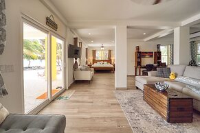 Lucky Duck Villa - Private Beach Escape