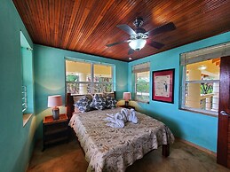 Lucky Duck Villa - Private Beach Escape