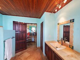 Lucky Duck Villa - Private Beach Escape