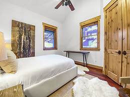 502 A Gold Coast! 3 Bedroom Townhouse by RedAwning