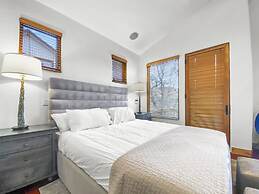 502 A Gold Coast! 3 Bedroom Townhouse by RedAwning