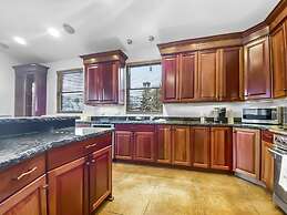 502 A Gold Coast! 3 Bedroom Townhouse by RedAwning