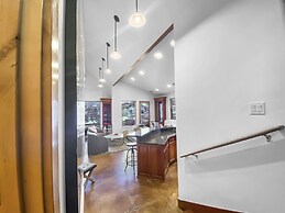 502 A Gold Coast! 3 Bedroom Townhouse by RedAwning