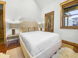 502 A Gold Coast! 3 Bedroom Townhouse by RedAwning