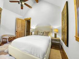 502 A Gold Coast! 3 Bedroom Townhouse by RedAwning