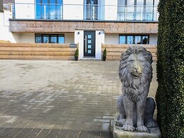 Bryn Min Manton Bach