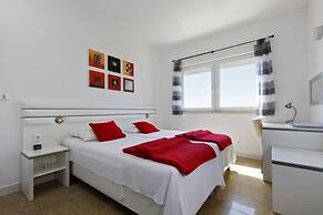 Beautiful Apartment for 3 Adults Next to the Beach