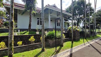 Villa Rose Gunung Bunder by Ruang Nyaman