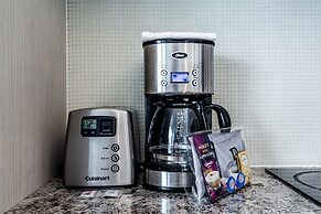 Spacious Furnished Apartment Sleeps 4 With Walkout Balcony, Parking Av