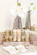 Spacious Furnished Apartment Sleeps 4 With Walkout Balcony, Parking Av