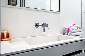 Spacious Furnished Apartment Sleeps 4 With Walkout Balcony, Parking Av