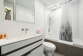 Spacious Furnished Apartment Sleeps 4 With Walkout Balcony, Parking Av