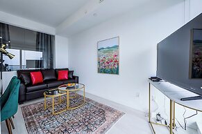 Spacious Furnished Apartment Sleeps 4 With Walkout Balcony, Parking Av