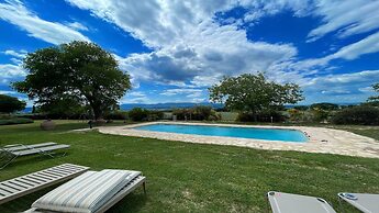 Exclusive Pool Villa - Close to Spoleto Shops and Restaurants