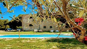 Exclusive Pool Villa - Close to Spoleto Shops and Restaurants