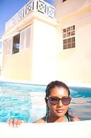 Two Bedroom Apartment With Pool Located Near the Beach and Kensington 