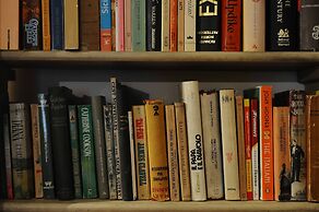 Cozy Central City Apartment