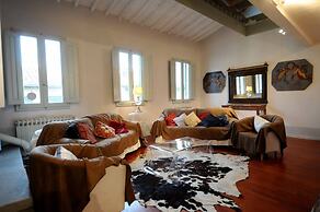 Cozy Central City Apartment