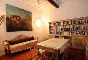 Cozy Central City Apartment