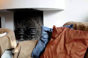 Cozy Central City Apartment