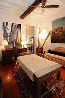 Cozy Central City Apartment