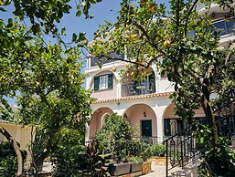 Alamis Hotel & Apartments