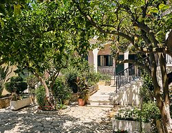 Alamis Hotel & Apartments