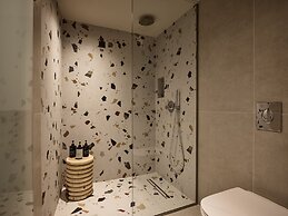 Alamis Hotel & Apartments