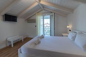 Alamis Hotel & Apartments