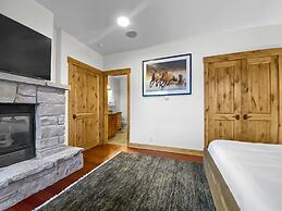 502 B Gold Coast! 3 Bedroom Townhouse by RedAwning