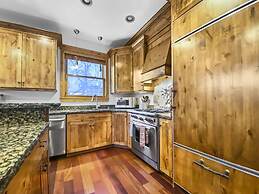 502 B Gold Coast! 3 Bedroom Townhouse by RedAwning