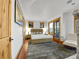 502 B Gold Coast! 3 Bedroom Townhouse by RedAwning