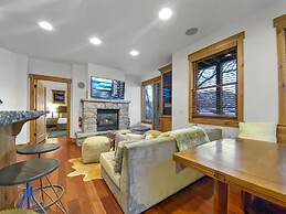 502 B Gold Coast! 3 Bedroom Townhouse by RedAwning