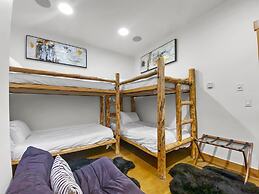 502 B Gold Coast! 3 Bedroom Townhouse by RedAwning