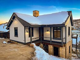 502 B Gold Coast! 3 Bedroom Townhouse by RedAwning