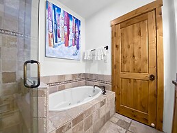 502 B Gold Coast! 3 Bedroom Townhouse by RedAwning