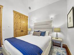 502 Woodside Gold Coast! 6 Bedroom Home by RedAwning