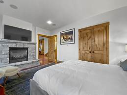 502 Woodside Gold Coast! 6 Bedroom Home by RedAwning