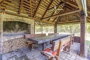 Riverside House With Hot Tub