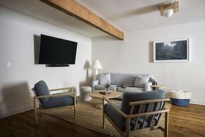 The Neighborhood Hotel - Grand Beach