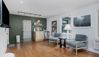 The Neighborhood Hotel - Grand Beach